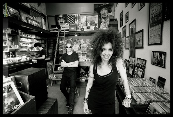 Los tres en Exiles Records, Palermo, sacados por Damian Benetucci