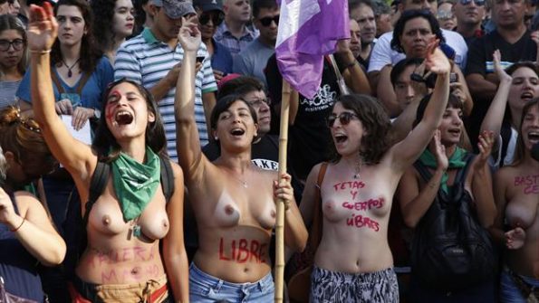 tetazo-en-el-obelisco-2357346h350