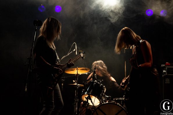 Sentada en el camarín del Caras y Caretas y mientras escuchaba a Mariana Bianchini me puse a pensar “ qué suerte que tengo, toco la música que me gusta, me rodeo de la gente que quiero , estamos viviendo una noche de buena música y encima voy a tocar...” pero al toque se me vinieron otros pensamientos no se si negativos pero si realistas: No tengo un mango, tocamos re poco este año, el año que viene pinta peor blah blah. 2018 me hubiera gustado que sea diferente. Desde que empecé mi proyecto solista transito un desequilibrio entre la madurez y la consolidación de una idea y la falta de oportunidad de mostrarla y compartirla. Subidas y bajadas permanentes y pasan los años y se gastan las energias. Soy positiva siempre y es la razón por la cual me es imposible parar. El tema es que cuesta la inspiración porque con la experiencia viene la sabiduría y con la sabiduría viene el no comprar humo y ver cada vez más y en general la vista es, no muy placentera jaja. Aparte de mi banda me encanta compartir con otros artistas y acompañarlos en sus viajes .Pienso seguir haciéndolo siempre si tengo la suerte de que les siga interesando tenerme entre sus filas. Este año “pasaron cosas” extra musicales y es por eso que siento una plenitud que no va acorde a lo poquito que tocamos en vivo. La unión de las músicas por la Ley del Aborto Legal y el comienzo de este proyecto hermoso que es el documental “Las Chicas Están Bien” fueron muy importantes. Este show del Caras y Caretas, esta unión de tres proyectos, fue un buen cierre para este año de uniones femeninas. Empezamos el 2018 bien arriba con el show en Lucille. Solamente hicimos dos ClubV ( no puedo creer que fueron tan poquitos) y convocar a Monovisión y a Los Riel para compartir las noches fue un acierto. Tambien fue un acierto cada persona que convoqué para los equipo de laburo que hicimos. Sin equipo no hay nada y esto va desde la ropa, el transporte, todo. Quisiera pensar en que el año que viene vamos a tener muchas oportunidades de tocar y generar cosas lindas pero, al menos hoy no se ve tanta luz en el horizonte. La llama sigue intacta de todas formas y el encuentro con otros fuegos como los de Olympia o Mariana Bianchini o tantas bandas con proyectos que me entusiasman y que se conectan con intereses parecidos a los mios hacen que el fuego siga calentando fuerte. El rock argentino tiene un aguante que desafía la adversidad que es vivir en este país donde todo es cuesta arriba y las cosas importantes nos quieren hacer creer que ya no importan. Cuestionar, hacer quilombo , gritar mas fuerte si es necesario, concentrarse en el fuego y mantenerlo bien encendido es importante y nos mantiene vivxs. La música es el territorio que elegí hace muchísimo tiempo y desde ahí festejo la vida y el futuro . Y lo dejamos venir no es solamente una canción es un concepto porque estamos fuertes para recibir la que venga pero ojo porque Se Pudre todo. 
